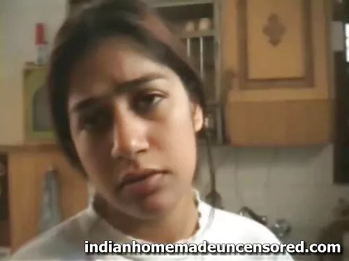 ग्लैमरस श्यामला MILF ...