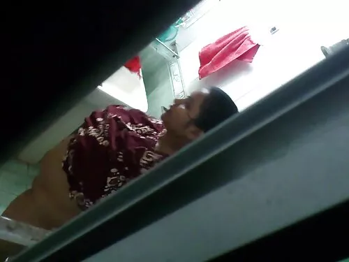 गाढा कपाल भएको स्लुट ...