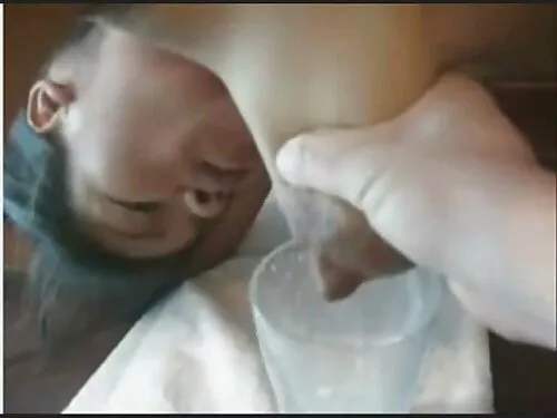 छोटो जीन्स स्कर्टमा  ...
